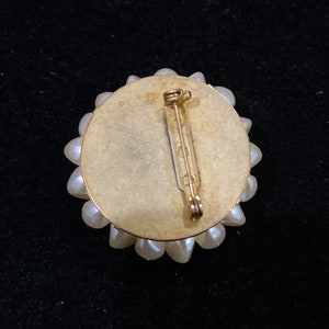 Broche vintage de perlas con pedrería elegante imagen 3