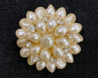 Broche vintage de perlas con pedrería elegante