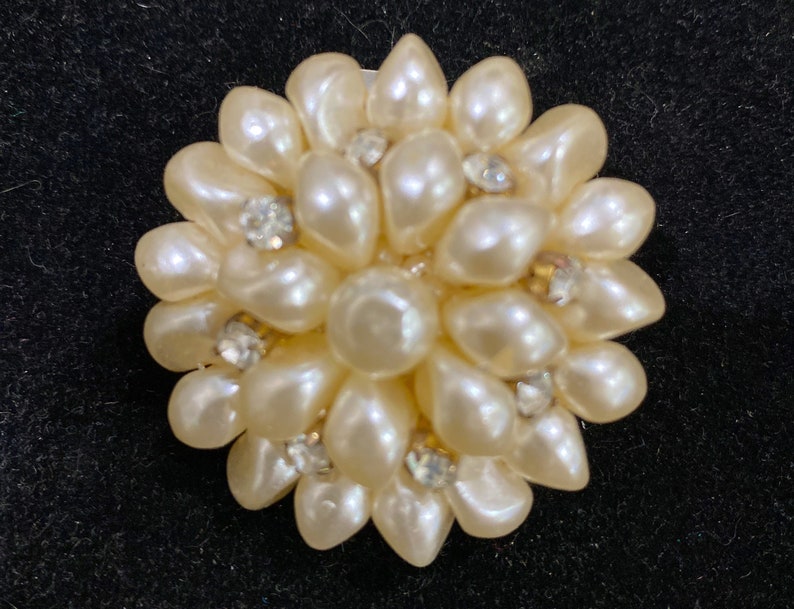 Broche vintage de perlas con pedrería elegante imagen 1