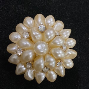 Broche vintage de perlas con pedrería elegante imagen 2