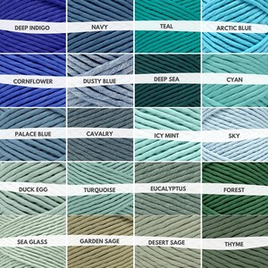 K&ouml;nnte beinhalten: Ein Raster mit farbenfrohen Makramee-Kordelmustern, die jeweils mit einem Farbnamen versehen sind. Die Farben reichen von tiefem Indigo und Marineblau bis hin zu T&uuml;rkis, Arktisblau und Waldgr&uuml;n. Das Bild zeigt eine Vielzahl von Farbt&ouml;nen f&uuml;r Bastelprojekte.