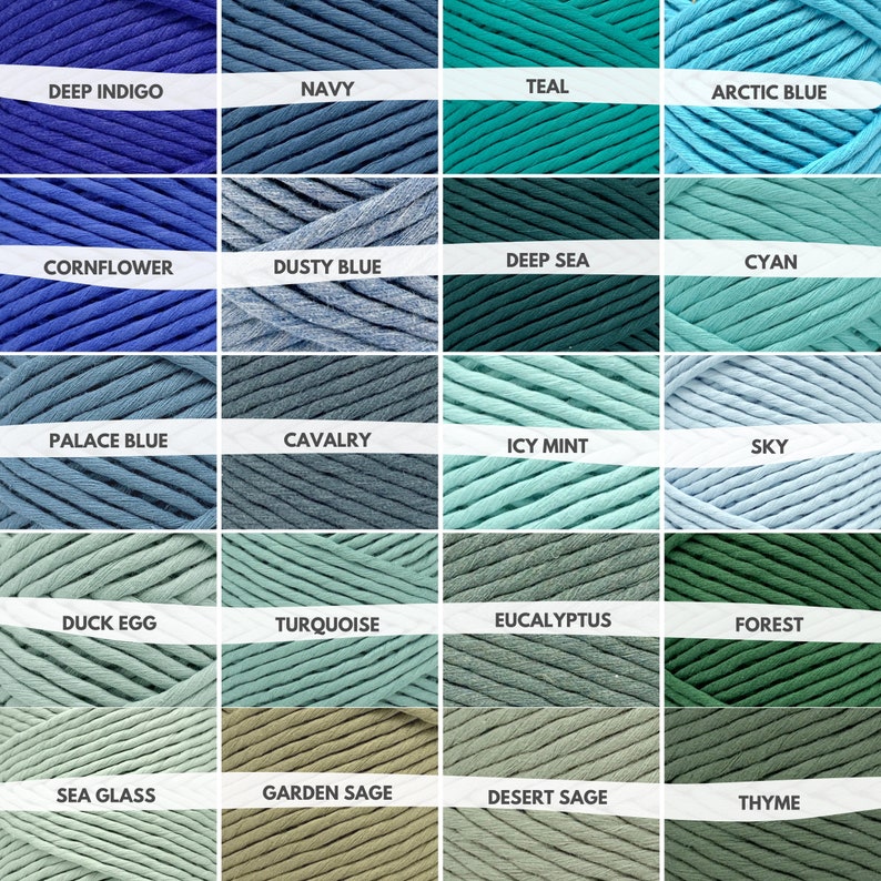 K&ouml;nnte beinhalten: Ein Raster mit farbenfrohen Makramee-Kordelmustern, die jeweils mit einem Farbnamen versehen sind. Die Farben reichen von tiefem Indigo und Marineblau bis hin zu T&uuml;rkis, Arktisblau und Waldgr&uuml;n. Das Bild zeigt eine Vielzahl von Farbt&ouml;nen f&uuml;r Bastelprojekte.