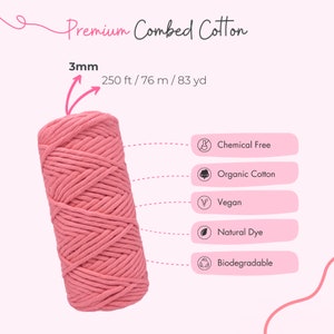 K&ouml;nnte beinhalten: Eine Spule aus pinkfarbenem, hochwertigem gek&auml;mmtem Baumwoll-Makramee-Garn. Das Garn ist 3 mm dick und enth&auml;lt 76 Meter Material. Merkmale sind chemikalienfrei, Bio-Baumwolle, vegan, Naturfarbstoff und biologisch abbaubar.