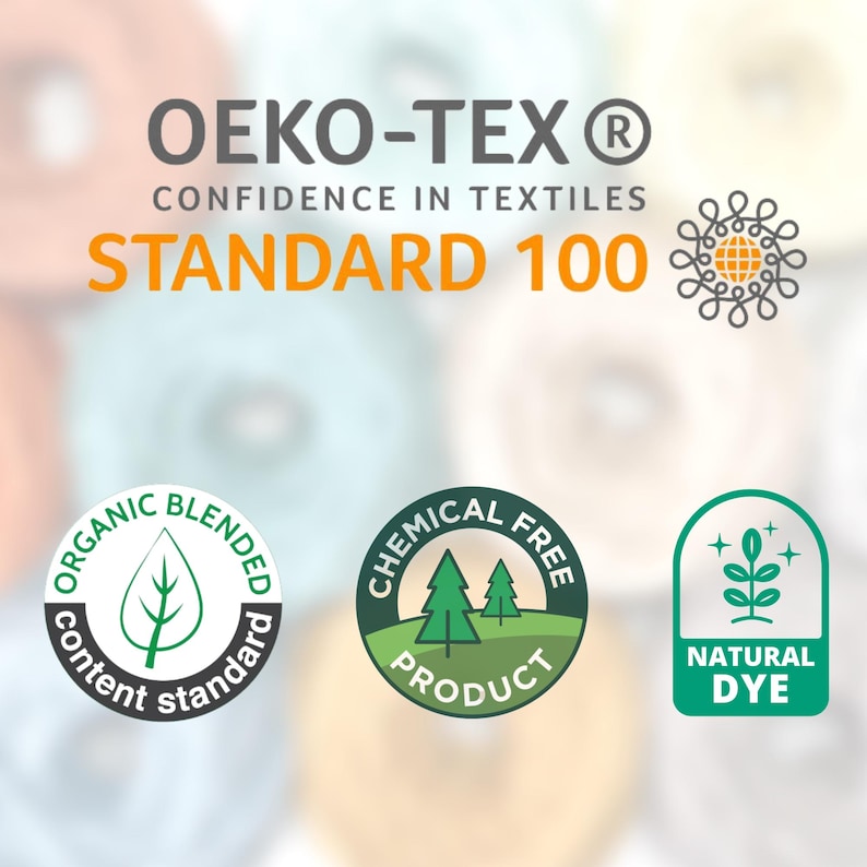 Puede incluir: Imagen con el logotipo OEKO-TEX Standard 100, que indica confianza en los textiles. Insignias adicionales resaltan el contenido org&aacute;nico mezclado, los productos libres de qu&iacute;micos y el tinte natural. El fondo es una suave mezcla borrosa de colores.