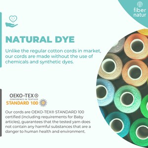 K&ouml;nnte beinhalten: Foto von farbigen Garnrollen mit dem Text "NATURAL DYE" und "OEKO-TEX STANDARD 100". Der Text erkl&auml;rt, dass das Garn ohne Chemikalien hergestellt und f&uuml;r Babyartikel zertifiziert ist.