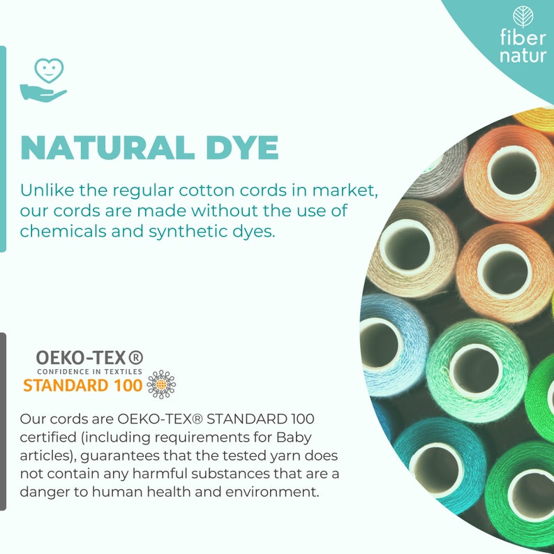 K&ouml;nnte beinhalten: Foto von farbigen Garnrollen mit dem Text "NATURAL DYE" und "OEKO-TEX STANDARD 100". Der Text erkl&auml;rt, dass das Garn ohne Chemikalien hergestellt und f&uuml;r Babyartikel zertifiziert ist.