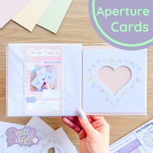 Paquete de 3 tarjetas con abertura impresas con corazón floral: abertura blanca adornada (x3), tarjetas de color en blanco (x3), sobre cuadrado blanco (x3)