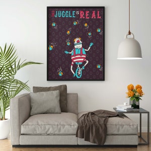 Puede incluir: Una ilustración digital de un payaso haciendo malabares con pelotas mientras monta en monociclo. El fondo es de color morado oscuro con un patrón repetitivo de círculos. El texto "The Juggle is Real" está en la parte superior de la imagen.