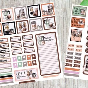 Könnte beinhalten: Ein Set mit Kaffee-Planer-Stickern mit Illustrationen von Kaffeekannen, Tassen und Kaffeebohnen. Die Sticker enthalten Texte wie "Ich laufe mit Kaffee und Sarkasmus" und "Kaffee ist einfach Erwachsenwerden mit einem Leckerbissen".