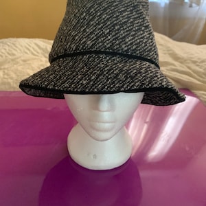 Trendy Giovannio tweed bucket hat