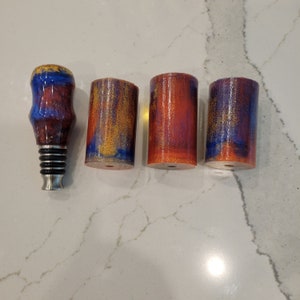 Resin Flaschenverschluss blank, rot, blau, gold in einem zufälligen Muster