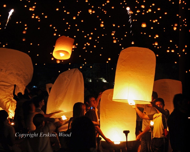 Khom Loi at Yi Peng Festival, Thailand H image 1