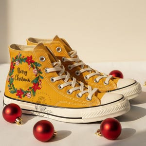 Converse de Noël brodées à la main, chaussures montantes Chuck Taylor à fleurs personnalisées