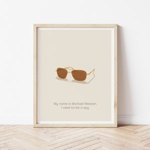 Puede incluir: Un p&oacute;ster minimalista con un fondo beige que presenta unas gafas de sol marrones y el texto "My name is Michael Westen. I used to be a spy."