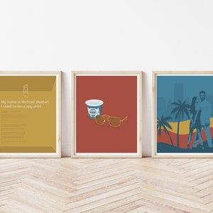 Puede incluir: Tres impresiones enmarcadas con un dise&ntilde;o minimalista. La primera impresi&oacute;n es un sobre amarillo con el texto "My name is Michael Westen. I used to be a spy until..." La segunda impresi&oacute;n es un fondo rojo con una taza azul y gafas de sol marrones. La tercera impresi&oacute;n es un fondo azul con una silueta de una pareja caminando por una playa con palmeras.