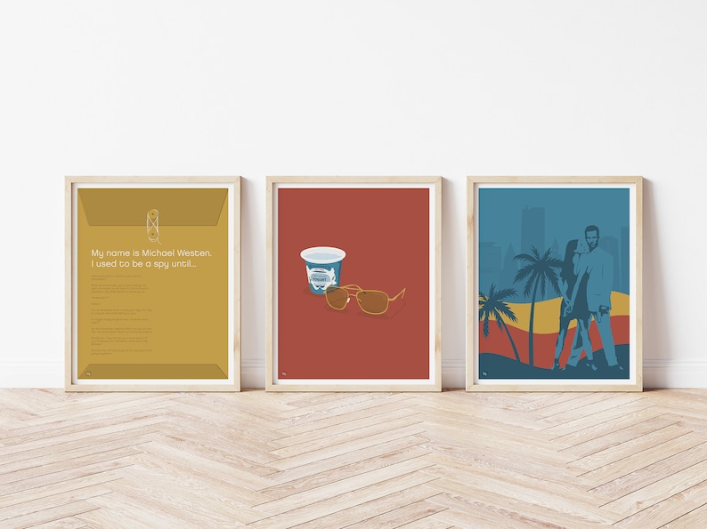 Puede incluir: Tres impresiones enmarcadas con un dise&ntilde;o minimalista. La primera impresi&oacute;n es un sobre amarillo con el texto "My name is Michael Westen. I used to be a spy until..." La segunda impresi&oacute;n es un fondo rojo con una taza azul y gafas de sol marrones. La tercera impresi&oacute;n es un fondo azul con una silueta de una pareja caminando por una playa con palmeras.