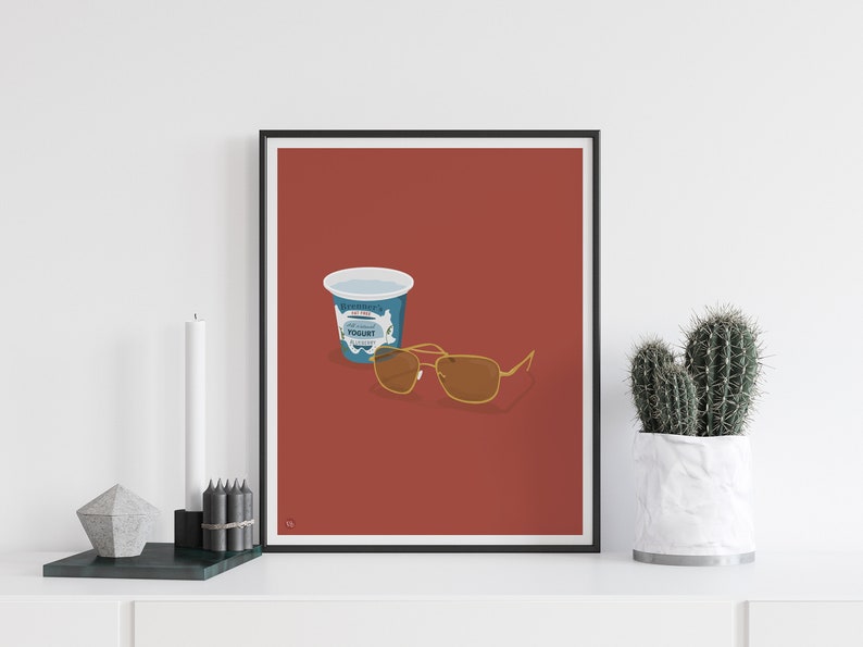 Puede incluir: Un p&oacute;ster minimalista con fondo rojo que presenta un envase de yogur azul y unas gafas de sol aviador marrones.