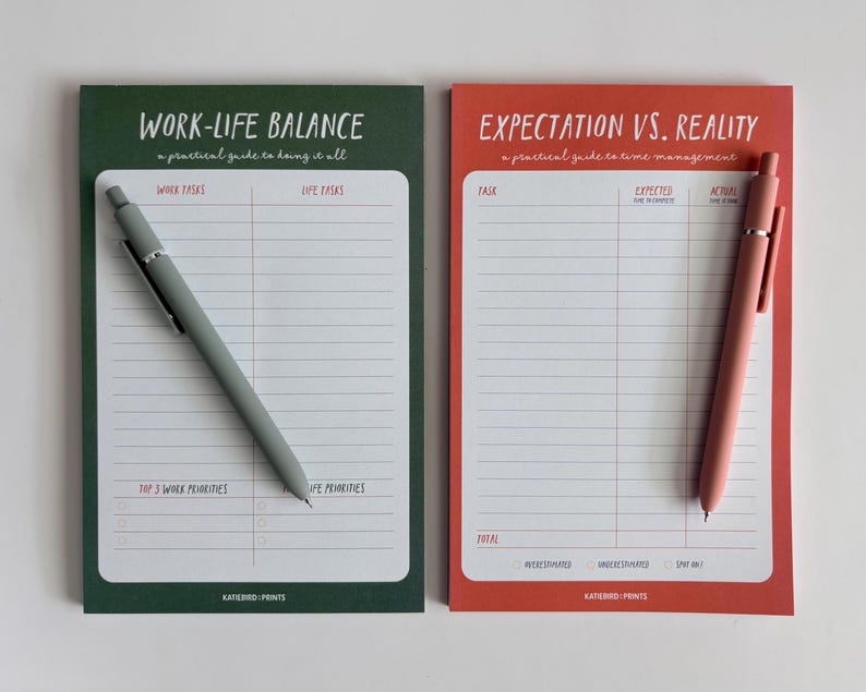 Może przedstawiać: Dwa notatniki z długopisami. Jeden zielony notatnik z napisem "WORK-LIFE BALANCE" i szarym długopisem. Drugi czerwony notatnik z napisem "EXPECTATION VS. REALITY" i r&oacute;żowym długopisem. Oba notatniki mają strony w linie.