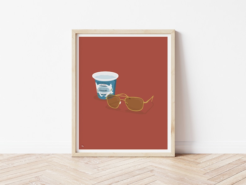 Puede incluir: Una ilustraci&oacute;n minimalista de un contenedor de yogur azul y unas gafas de sol aviador marrones sobre un fondo rojo.