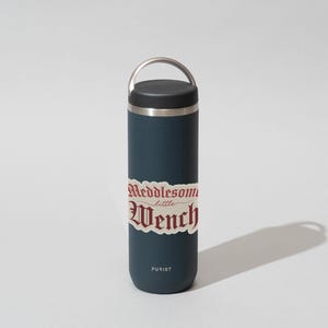 Puede incluir: Una botella de agua de acero inoxidable azul oscuro con tapa negra y asa plateada. La botella tiene una pegatina que dice "Meddlesome little Wench" en una fuente g&oacute;tica roja.