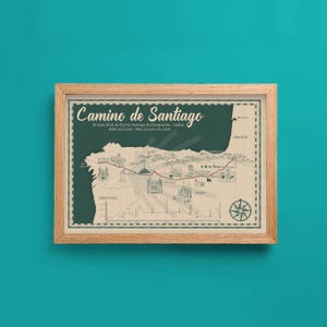 以下が含まれることがあります： Camino de Santiagoと題された額装済みの地図プリント。サン＝ジャン＝ピエ＝ド＝ポルからサンティアゴ・デ・コンポステーラまでの790kmのルートが描かれています。赤いルート線、ランドマークのイラスト、方位磁石、Sofia and Louisというテキストが含まれています。