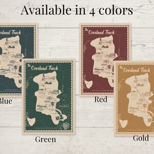 Peut inclure: Quatre variations de couleurs diff&eacute;rentes d'une impression de carte de style vintage de l'Overland Track en Tasmanie. La carte est imprim&eacute;e sur un fond cr&egrave;me avec une rose des vents dans le coin inf&eacute;rieur droit. Les couleurs sont le bleu, le vert, le rouge et l'or.