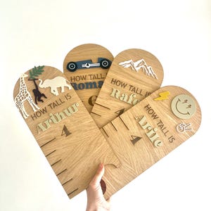 Toise en bois personnalisée | Décoration murale rétro vintage pour enfants avec voiture de course | Graphique de croissance | Cadeaux bébé | Décoration pour garçons | Plaque de voiture de course |