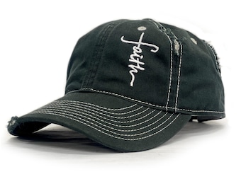 Puede incluir: Una gorra de béisbol negra desgastada con costuras blancas y la palabra "Faith" bordada en la parte delantera.