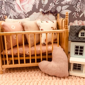 Set of 5 decorative dollhouse pillows, 1:12 scale