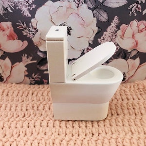 Little Evie and Ivy dollhouse toilet, 1:12 scale