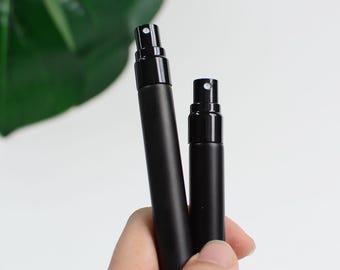 Perfume en spray fino de 5 ml y 10 ml, en formato mini tubo de aluminio negro mate. Ideal para viajes. Protección UV. Disponible a granel.