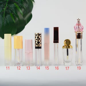 Puede incluir: Surtido de tubos de brillo labial vacíos en varios diseños. Incluye tubos con tapas amarillas, melocotón, rosas y con estampado de leopardo. Algunos tubos tienen forma clara y rectangular, mientras que otros tienen un diseño redondeado o decorativo. Se ven los números 11, 12, 13, 14, 15, 16, 17 y 19.