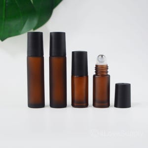 1/200pcs 5ml 10ml Perfume Roller Bottles Black Cap Stainless Ball Frosted Brown Glass For Essential Oil Container Body Skin Care Fragrance