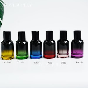 Puede incluir: Seis frascos de vidrio con atomizador y tapas negras, cada uno con un acabado degradado que va desde una base transparente hasta una parte superior de color. Los colores de izquierda a derecha son amarillo, verde, azul, rojo, rosa y morado.