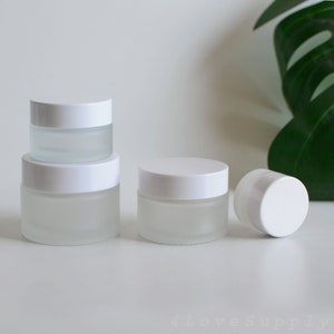 1 / 200 Stück Cremetiegel 5g-50g Milchglas Weiße Kappe Gesichtspflege Verpackung Augencreme Handlotion Leere Ätherisches Glas Benutzerdefiniertes Logo Schüttgut