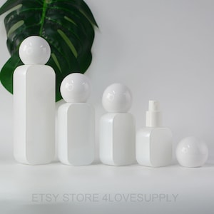 Elegante flacone spray a nebbia fine, tappo a forma di palla bianca in vetro quadrato bianco per contenitore di profumo, logo personalizzato sulla bottiglia, ordine all'ingrosso