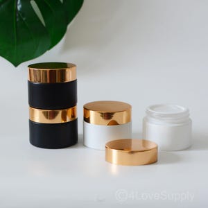 5g 15g 30g 50g Contenitore per crema di lusso Contenitore per crema per lozione Tappo oro chiaro Logo nero/bianco opaco Personalizzato Ricaricabile Crema da viaggio per il trucco All'ingrosso