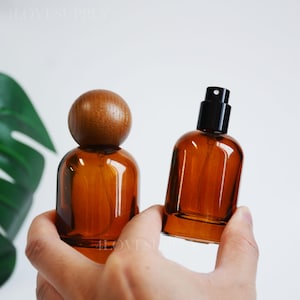 30ml 50ml fin dimma parfymflaska mörkt trälock klart bärnstensfärgat glas påfyllningsbart sprayflaska för kosmetika förpackning kroppsdoft resa bärbar