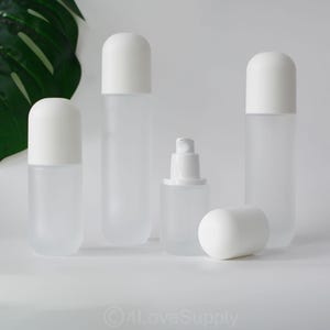 30ml 50ml 100ml 120ml Serum Lotion Pump Bottles Comfortable grip ergonomics Design White Cap With Frosted Glass Retails