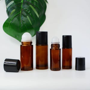 Botella de rodillo vacía de 30 ml y 50 ml de color ámbar para fragancia corporal, botella portátil de regalo para perfume, contenedor de aceite para SPA, venta al por mayor