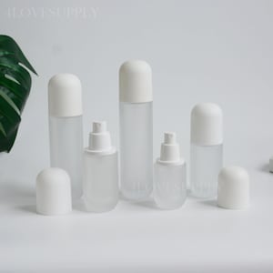 Puede incluir: Un conjunto de frascos cosméticos de vidrio esmerilado con tapas blancas y dispensadores de bomba. El set incluye recipientes cilíndricos de varios tamaños, algunos sin las tapas redondeadas revelando los mecanismos de spray, con el texto ILOVESUPPLY.