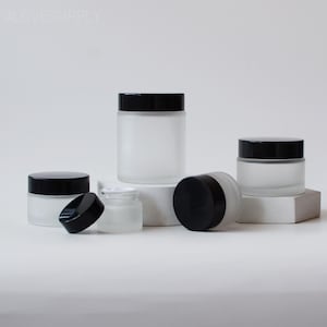 Puede incluir: Una colección de frascos de vidrio esmerilado con tapas negras. Los frascos son de varios tamaños y están colocados sobre bloques blancos. El texto "4LOVESUPPLY" es visible.