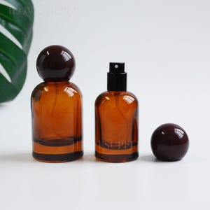 Frasco de perfume de vidrio ámbar con vaporizador fino, tapa color rojo vino, envase cosmético recargable (30 ml 50 ml)