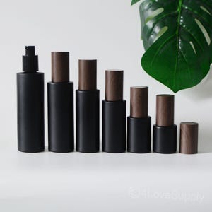 Botella con bomba para loción y suero, de 20 ml a 120 ml, con hombros planos, de vidrio negro mate, con tapa de madera negra, para aceites esenciales faciales y corporales, 1-200 unidades, pedido al por mayor