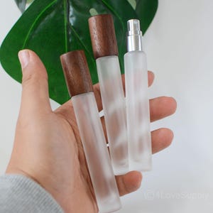 Tubos de perfume en aerosol de 10 ml, portátiles, de viaje, cuadrados, de vidrio esmerilado, con tapa de madera negra, mini tubos de perfume, pulverizador reutilizable para uso doméstico a granel