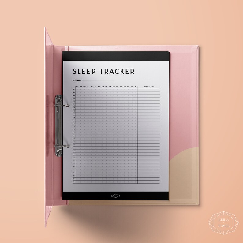 Peut inclure: Un suivi du sommeil noir et blanc avec un calendrier mensuel et une colonne pour le journal de sommeil quotidien. Le suivi est dans un classeur rose.