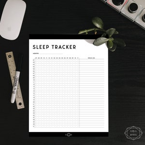 Peut inclure: Un suivi de sommeil imprimable noir et blanc avec une grille pour enregistrer les heures de sommeil et une section pour la tenue d'un journal des r&ecirc;ves. Le titre "SLEEP TRACKER" est en haut de la page. Le texte "MONTH:" est sous le titre. Le texte "DREAM LOG" est en haut &agrave; droite de la page.