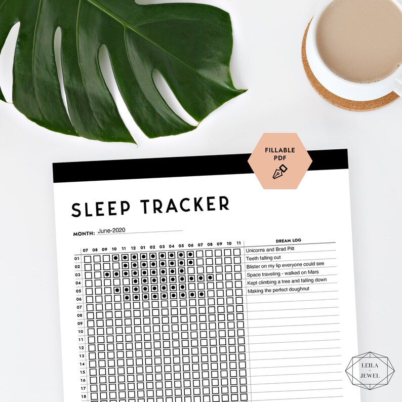 Peut inclure: Un suivi du sommeil imprimable en noir et blanc avec une grille pour suivre les habitudes de sommeil et une section pour un journal des r&ecirc;ves. Le texte "SLEEP TRACKER" est en haut de la page. Le mois est juin 2020.