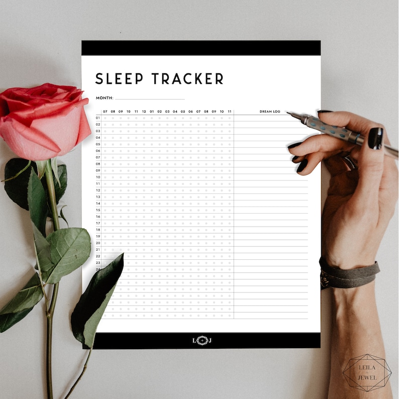 Peut inclure: Un suivi de sommeil imprimable en noir et blanc avec une grille pour suivre les heures de sommeil chaque jour du mois. Le suivi comprend une section pour un journal des r&ecirc;ves et le texte "SLEEP TRACKER" en haut.