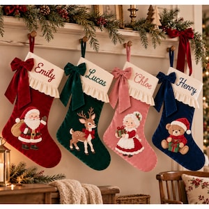 Puede incluir: Cuatro calcetines navideños de terciopelo con puños de volantes y lazos. El rojo muestra a Santa, el verde un ciervo, el rosa a la Sra. Claus y el azul un oso de peluche. Cada uno está bordado con los nombres Emily, Lucas, Chloe y Henry.